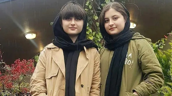 فیلم صحبت سارا و نیکا با طرفدارانشان