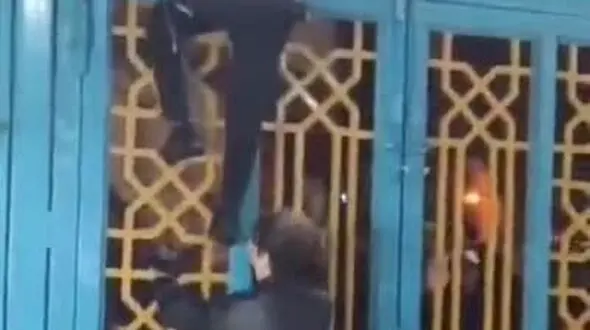 فیلم فرار دو دختر بد حجاب از در بسته یک امام‌ زاده در همدان / سر سفره افطاری خانم ها چه گذشت؟
