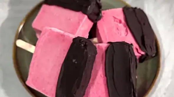 می خوای خودت بستنی توت فرنگی درست کنی؟ / فیلم