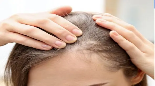عادت‌ هایی که بی‌ صدا موهای زنان را کم‌ پشت می‌ کنند