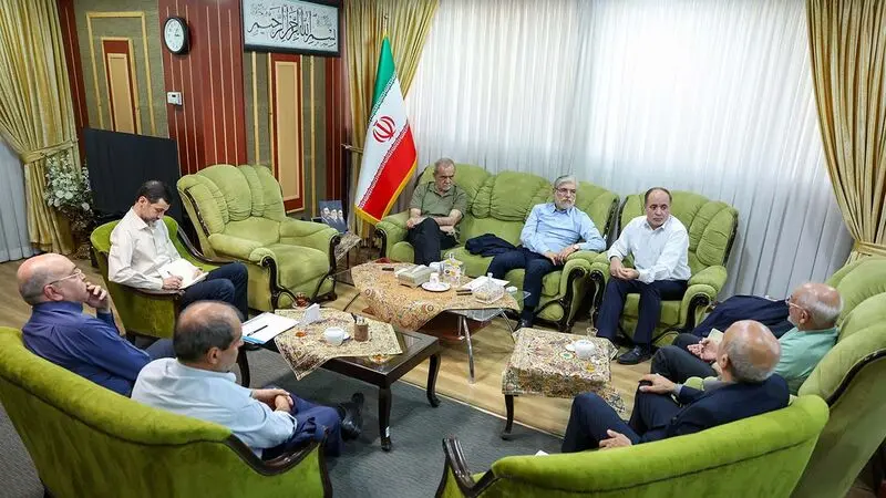 پزشکیان برای مدیریت مصرف انرژی کت خود را از تن درآورد