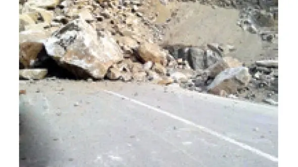 ببینید / لحظه هولناک ریزش سنگ به درون جاده / ماشین شاسی بلند له شد