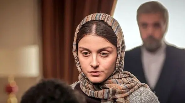 تیپ هالیوودی خانم بازیگرِ زخم کاری کنار برج ایفل