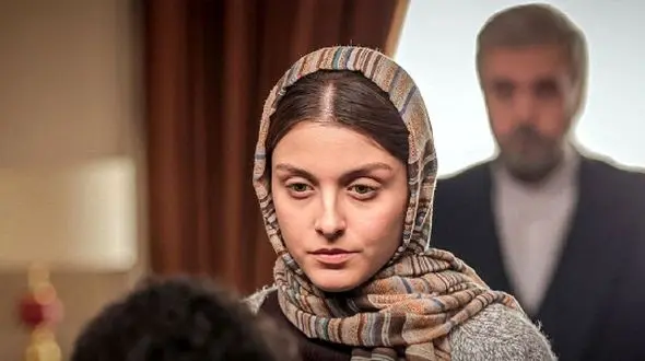 تیپ هالیوودی خانم بازیگرِ زخم کاری کنار برج ایفل