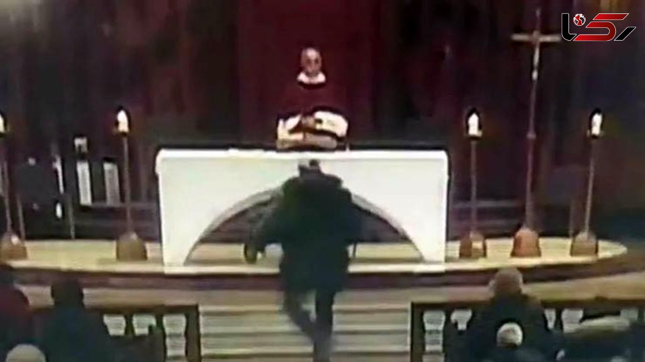 حمله به یک کشیش در مراسم کلیسا هنگام پخش زنده تلویزیونی! + فیلم