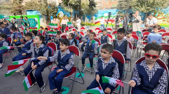 فیلم آرزوهای جذاب دانش آموزان در جشن شکوفه ها /  کلاس اولی ها امروز از آرزوی تک چرخ زدن تا خریدن بی ام و گفتند !