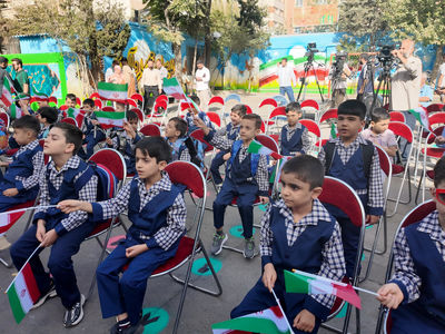فیلم آرزوهای جذاب دانش آموزان در جشن شکوفه ها /  کلاس اولی ها امروز از آرزوی تک چرخ زدن تا خریدن بی ام و گفتند !