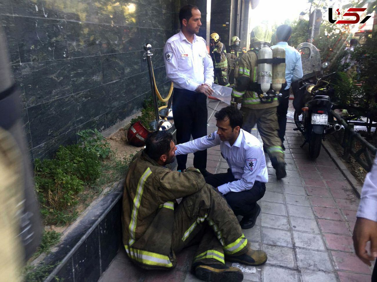 خطر مرگ برای  15 آتش نشان در آتش سوزی برج آناهیتای جردن + عکس 
