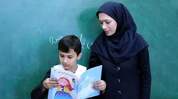 معلم حق التدریس: حقوقمان آنقدر کم است که رویمان نمی شود جایی میزان دستمزدمان را بگوییم/ معلمانی که هنوز منتظر وعده‌های تکراری‌اند