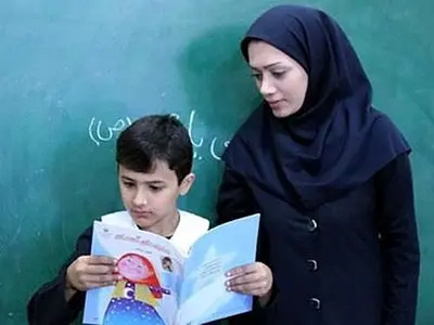 معلم حق التدریس: حقوقمان آنقدر کم است که رویمان نمی شود جایی میزان دستمزدمان را بگوییم/ معلمانی که هنوز منتظر وعده‌های تکراری‌اند