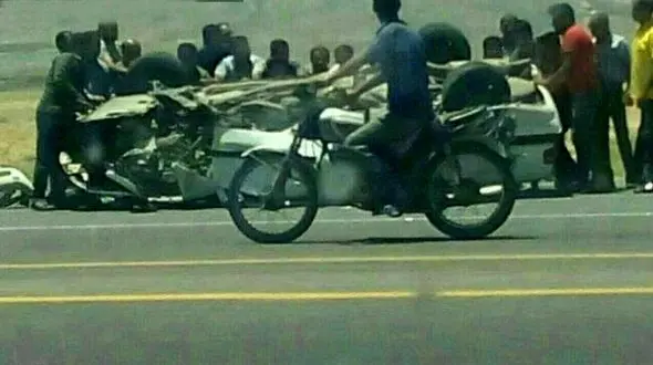 واژگون‌ شدن پژو پارس  در پیچ علی آباد + عکس