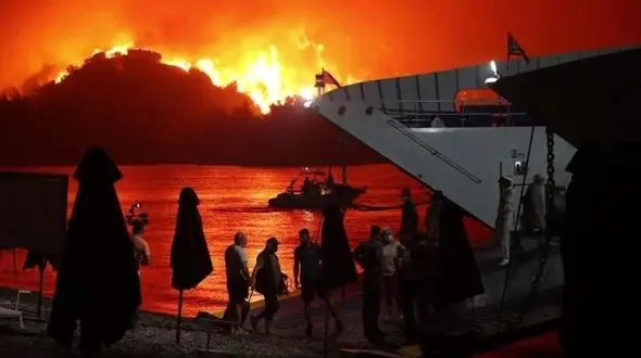 مشاهده لحظه سوختن یونان از روی عرشه کشتی + فیلم 