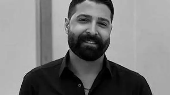 فیلم غوغای خوانندگی بی نظیر مرحوم حمید هیراد با آهنگ نوستالژی در خانه اش/ کدوم کوه و کمر نقش تو داره یار