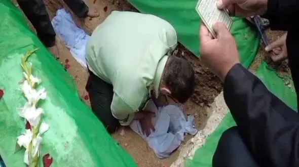 وقتی فرمانده پیکر همرزم شهیدش را به خاک سپرد / در لرستان رخ داد+ فیلم