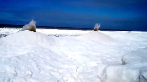 وقوع آتشفشان یخ در دریاچه میشیگان + فیلم