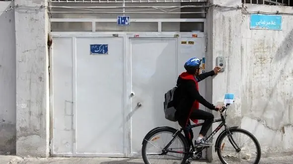 دوچرخه‌های بی‌پناه در جنوب تهران؛ وقتی دانش‌آموزان رکاب می‌زنند اما جایی برای پارک ندارند/ شهروندان  از شهرداری درخواست دوچرخه بند کردند  + فیلم