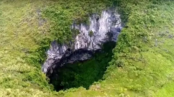 کشف غار بزرگی در دل گودال جنگل گوانگشی +عکس