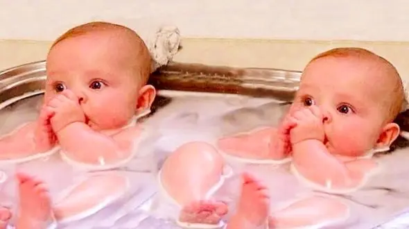 خلاقیت حماسه ساز پدر باهوش برای حمل 2 قلوهایش با موتور در خیابان + عکس