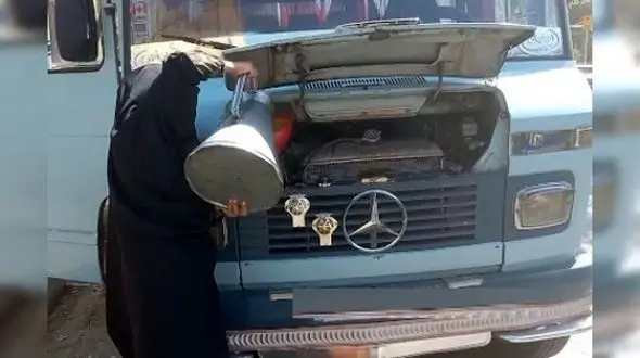 خلاقیت تحسین‌برانگیز و خنده‌دار راننده مینی‌بوس عاشق ایرانی در نوشته پشت کامیونی خنده به لبتون میاره/ خیلی خودتو ناراحت نکن داداش، یا خودش میاد یا نامش