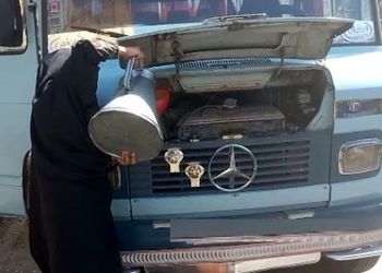 خلاقیت تحسین‌برانگیز و خنده‌دار راننده مینی‌بوس عاشق ایرانی در نوشته پشت کامیونی خنده به لبتون میاره/ خیلی خودتو ناراحت نکن داداش، یا خودش میاد یا نامش