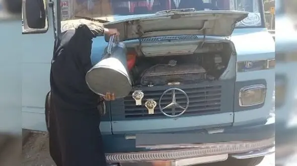 خلاقیت تحسین‌برانگیز و خنده‌دار راننده مینی‌بوس عاشق ایرانی در نوشته پشت کامیونی خنده به لبتون میاره/ خیلی خودتو ناراحت نکن داداش، یا خودش میاد یا نامش