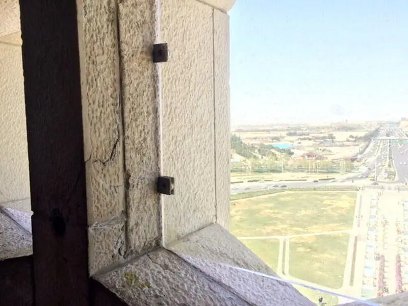 ترک خوردن برج آزادی پس از شلیک توپ  !