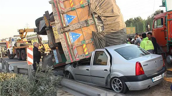 ال 90 با 9 سرنشین به کامیون کوبید / 2 کشته و 7 زخمی +عکس