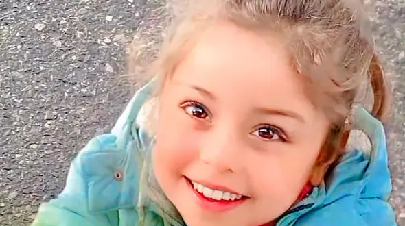 زیبایی خیره کننده دختر کوچولوی گل فروش ! / گلی که گل می فروخت !