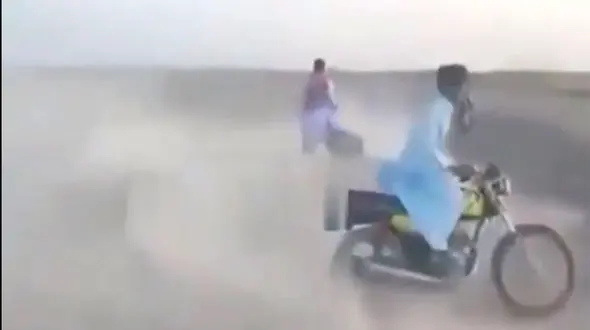 ببینید/ لحظه تصادف هولناک موتورسوار در چهابهار / حرکت نمایشی و غفلت! + فیلم