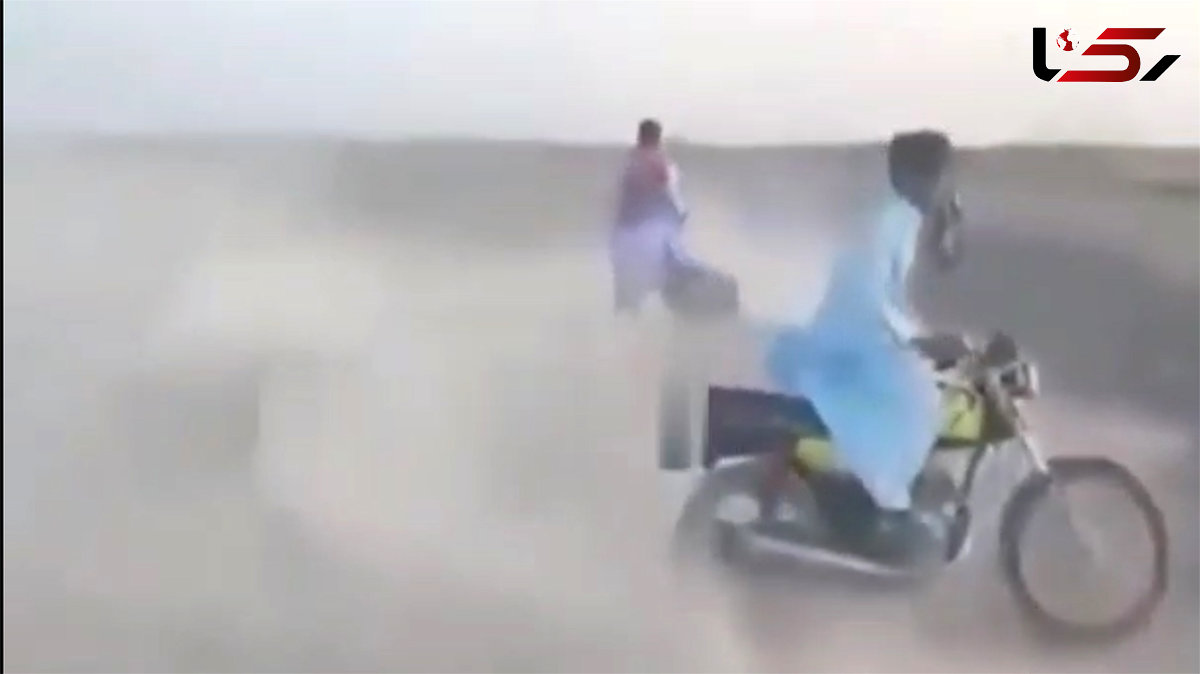 ببینید/ لحظه تصادف هولناک موتورسوار در چهابهار / حرکت نمایشی و غفلت! + فیلم