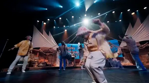 فیلم / محسن شریفیان در کارناوال رامبد جوان: مرا مزدور‌م  می خوانند  / چون برای وطنم « خلیج همیشه فارس » می‌خوانم