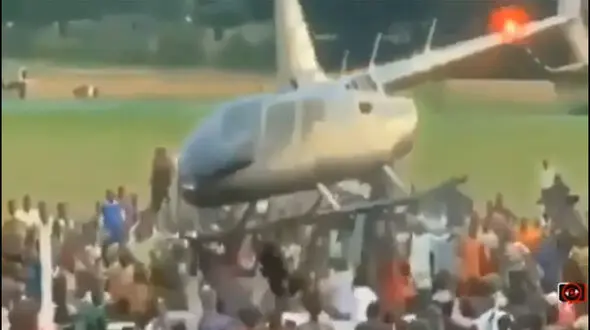 ببینید / لحظاتی وحشتناک از آویزان شدن مردم به یک هلیکوپتر در حال پرواز + فیلم