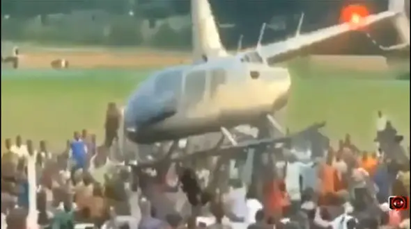 ببینید / لحظاتی وحشتناک از آویزان شدن مردم به یک هلیکوپتر در حال پرواز + فیلم