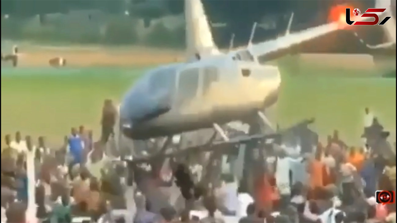 ببینید / لحظاتی وحشتناک از آویزان شدن مردم به یک هلیکوپتر در حال پرواز + فیلم
