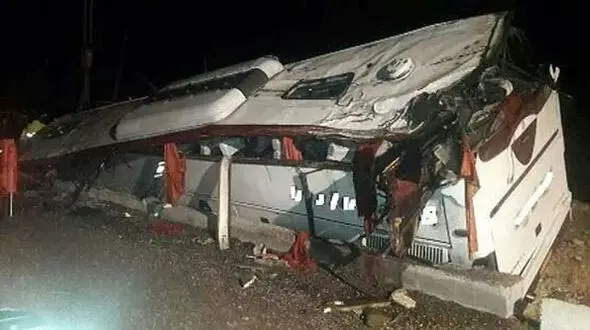 جزئیات حادثه تلخ واژگونی اتوبوس در جاده اصفهان دامغان