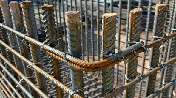 کاهش استحکام ساختمان ها با رواج استفاده از تیرآهن و میلگرد سبک/ نظارت ضعیف سازمان استاندارد + فیلم 