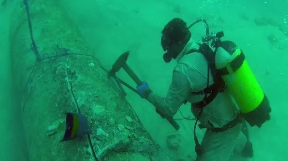 وضعیت نگران‌کننده آب‌های ‌جزیره خارگ در پی آلودگی نفتی 