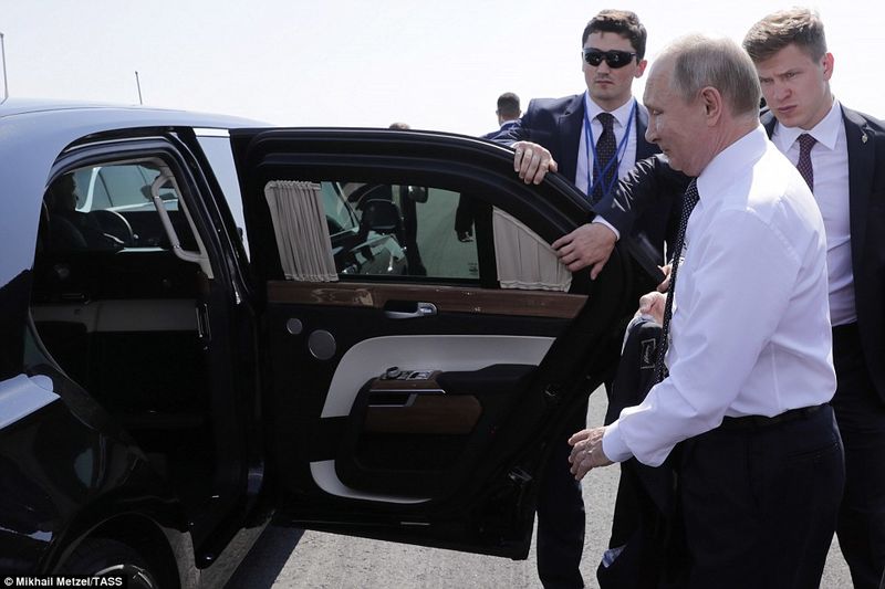 4E4F0E6100000578-5958537-Russia_s_President_Vladimir_Putin_front_gets_into_his_limousine_-a-6_1531750691335