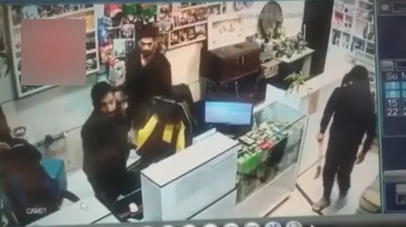 فیلم صحنه سرقت مسلحانه از نقره‌فروشی در مشهد/ چهار سارق نقابدار با 400 میلیون تومان نقره گریختند