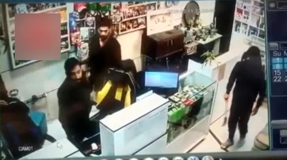 فیلم صحنه سرقت مسلحانه از نقره‌فروشی در مشهد/ چهار سارق نقابدار با 400 میلیون تومان نقره گریختند
