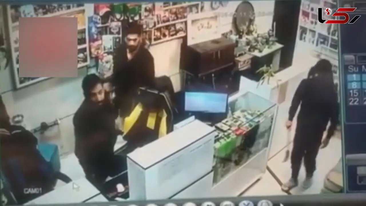 فیلم صحنه سرقت مسلحانه از نقره‌فروشی در مشهد/ چهار سارق نقابدار با 400 میلیون تومان نقره گریختند