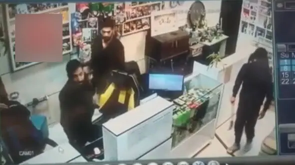 فیلم صحنه سرقت مسلحانه از نقره‌فروشی در مشهد/ چهار سارق نقابدار با 400 میلیون تومان نقره گریختند
