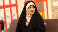 چیدمان میز باشکوه و تغییر دکوراسیون خاص خونه ستاره سادات قطبی به بهانه عید غدیر/ تابلوی سه بعدی، پارچه نویسی با تم مناسبتی، شیرینی های همرنگ و...