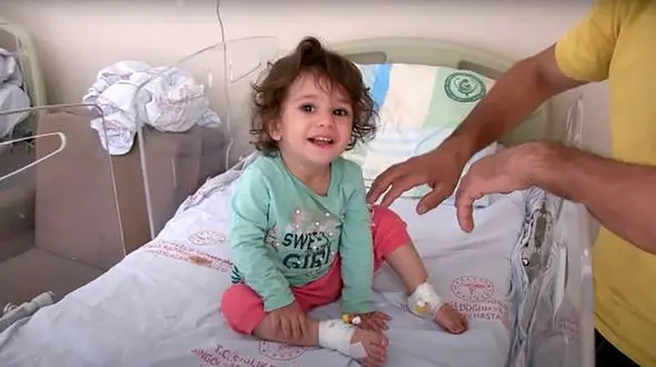 انتقام سخت کودک ۲ساله از مار سمی / مار نیش زد دخترک با دهانش مار را کشت! + عکس