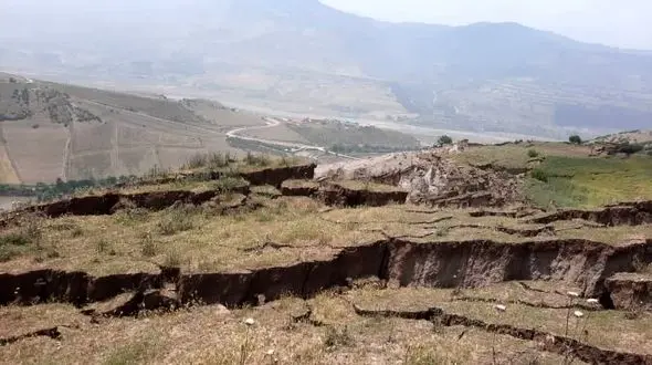 زمین رودبار دهان باز کرد / تخلیه فوری روستای خرشک