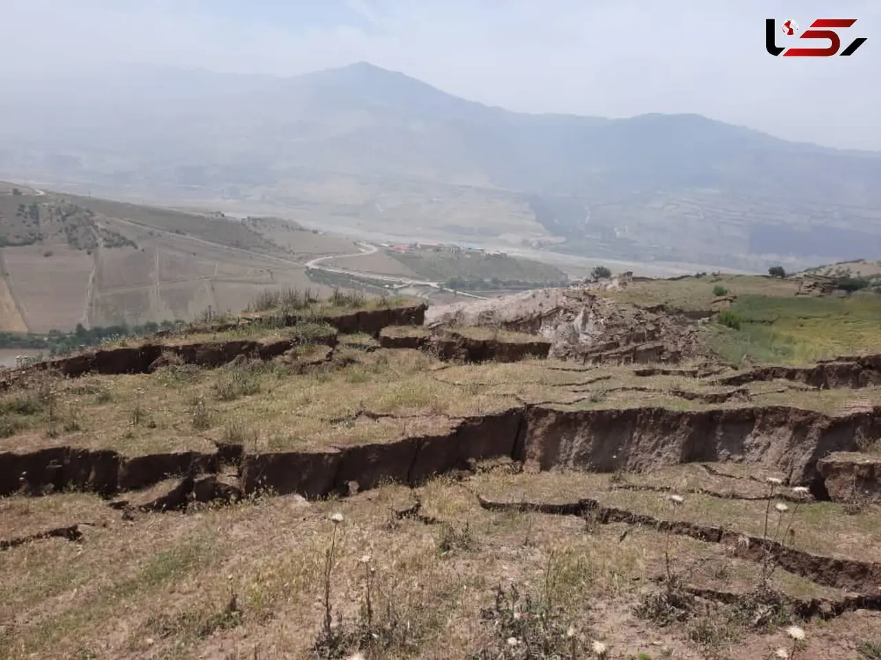 زمین رودبار دهان باز کرد / تخلیه فوری روستای خرشک
