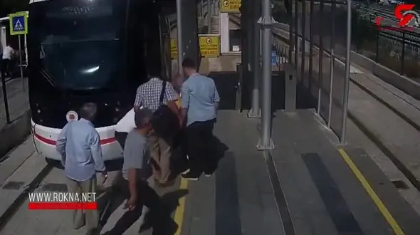 تصادف دلخراش پیرمرد سر به هوا با قطار شهری +تصویر