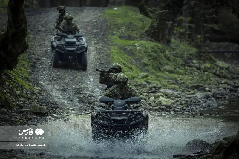 تمرین و آموزش های تخصصی رزم در جنگل توسط بسیجیان یگان ویژه فاتحین تهران بزرگ در جنگل‌های شمال کشور