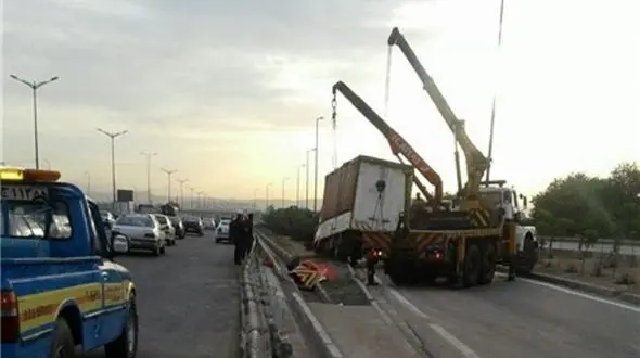 تصادف تریلی با نیوجرسی باعث ترافیک شد+ عکس