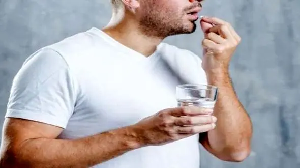 هرگز با این نوشیدنی دارو نخورید! 